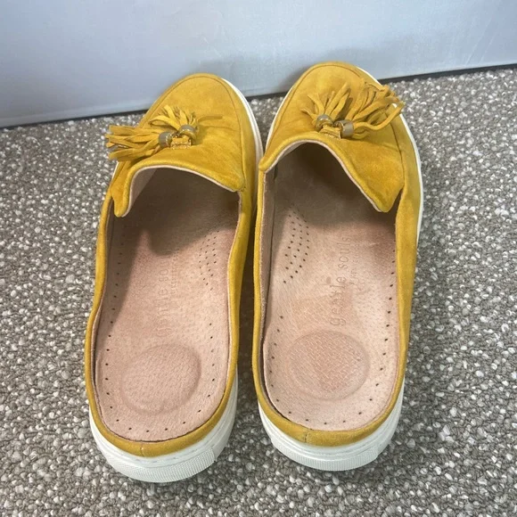 Gentle Soul by Kenneth Cole Yellow Tassel Rory Suede Loafers Pre-Owned. - Picture 2 of 5